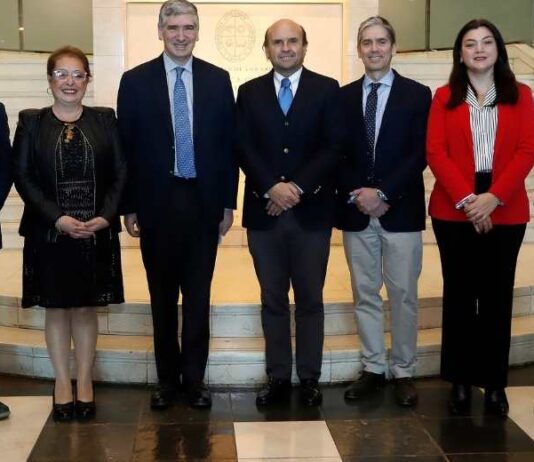 Expertos internacionales analizaron el futuro de los alimentos en seminario organizado por AB Chile Y Universidad de los Andes