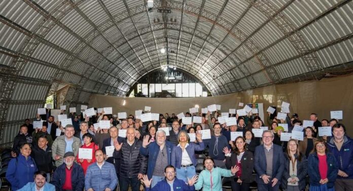 Proyecto de Fruticultura Sostenible entrega 100 becas para postítulo y 42 agricultores participarán en giras internacionales