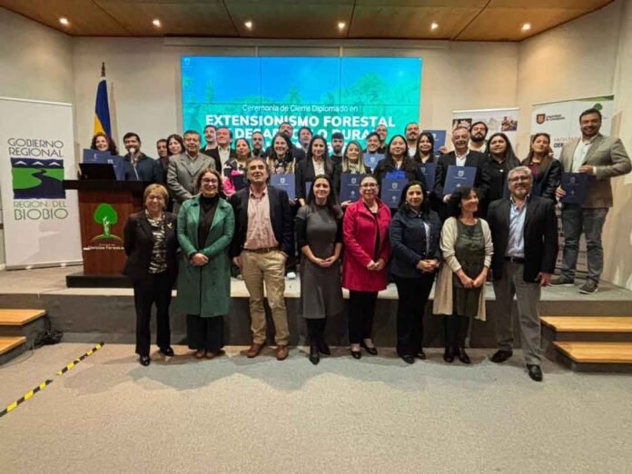 25 profesionales finalizaron diplomados para fortalecer desarrollo rural y gestión forestal en Biobío