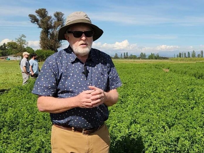 Experto mundial en alfalfa conoció trabajo de INIA para fortalecer investigación frente al cambio climático