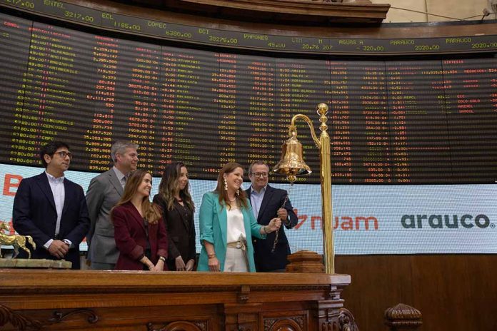 Arauco celebra campanazo en la Bolsa de Santiago tras realizar la mayor emisión de bono corporativo en la historia de Chile Arauco celebra campanazo en la Bolsa de Santiago tras realizar la mayor emisión de bono corporativo en la historia de Chile
