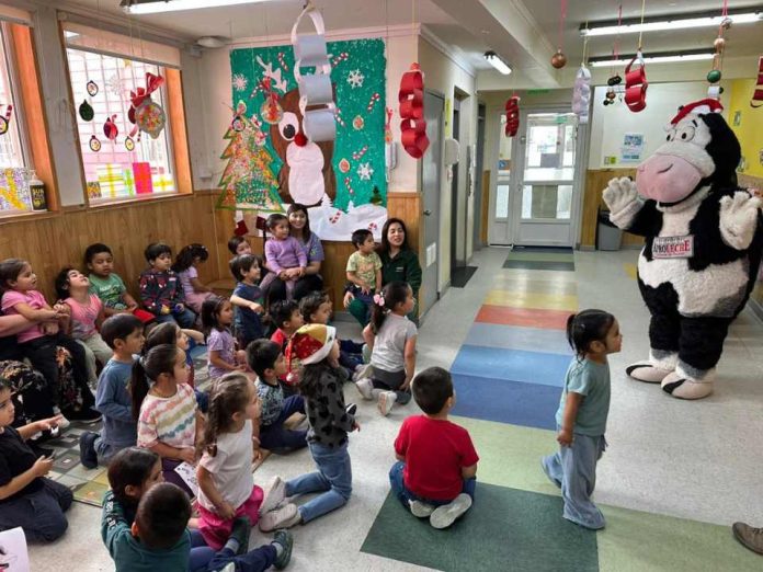 Aproleche Osorno acompaña esta Navidad a niños de la provincia con entrega de productos lácteos Aproleche Osorno acompaña esta Navidad a niños de la provincia con entrega de productos lácteos