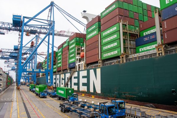 Ever-Feat-primer-portacontenedores-de-la-Clase-F-de-Evergreen-en-operar-en-el-Puerto-de-Valparaiso-dentro-de-un-servicio-regular-a-Terminal-Pacifico-Sur-TPS-600x400 Exportaciones chilenas anotan alza de 6,8% hasta noviembre