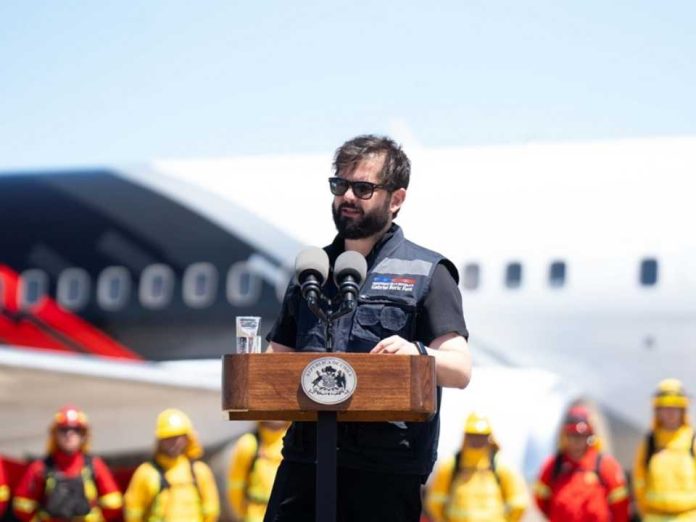 Presidente Boric y ministra Fernández encabezan visita técnica a avión tanquero Boeing 737 
