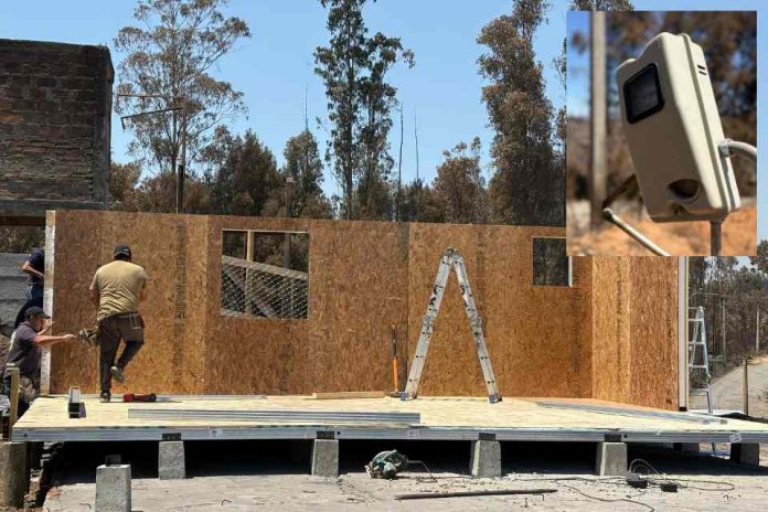 Seremi de Energía supervisa instalación eléctrica en primeras viviendas de emergencia para familias afectadas por incendios en Concepción