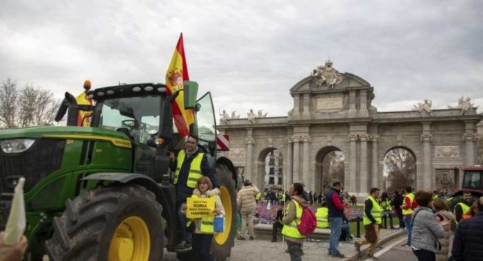 Cientos de tractores y miles de agricultores marchan en Madrid contra recortes de la PAC y Mercosur