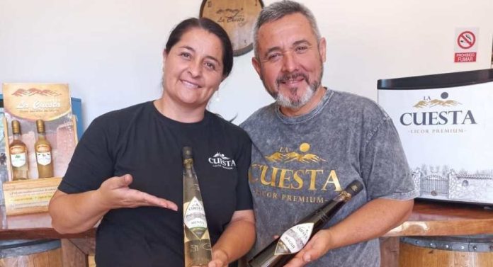 Licores artesanales La Cuesta innova con sistema braille en sus botellas para promover la inclusión