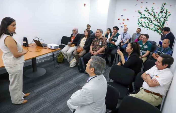 Ministra de Agricultura recibe a delegación de Indonesia que verifica en terreno controles del SAG en el Aeropuerto de Santiago