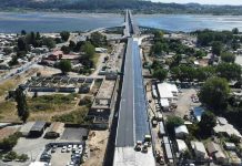 VIADUCTO CHACABUCO SUPERA EL 83% DE AVANCE Y SE ACERCA FASE FINAL El Ministerio de Obras Públicas (MOP) de la Región del Biobío, por medio de la dirección de Vialidad, informó acerca de los avances en el proceso de asfaltado de la superestructura, también de la instalación de barreras laterales de hormigón, entre otros aspectos. Así lo confirmó el seremi de Obras Públicas, Hugo Cautivo, quien expresó que “estamos ya entrando en una etapa final de lo que es el viaducto Chacabuco, con los trabajos de asfaltado de la superficie de rodado, que en poco tiempo más permitirá transitar por este lugar”. “En este minuto estamos terminando lo que son las pavimentaciones, lo que son los muros aledaños. Esperamos que durante los primeros días de marzo esto ya esté terminado en lo que es el área de trabajo del viaducto Chacabuco”, dijo Cautivo. La obra, que ya cuenta con la instalación completa de sus vigas estructurales, tiene como prioridad enfocarse en los acabados finales, como las aceras de hormigón y ciclovías. Por otro lado, en el nuevo anfiteatro de San Pedro de la Paz se progresa con las gradas, en un espacio que permitirá la realización de actividades culturales, recreativas, y que va a implicar de alguna forma un aporte al desarrollo”, destacó la autoridad del MOP. Respecto de los plazos, Cautivo adelantó que “tuvimos que realizar una modificación del convenio de este contrato por el cambio de normativa en materia de iluminación, lo que también significó un cambio de diseño. Ya con esas autorizaciones vamos a empezar recién con la ejecución de obra de todo lo que es el proyecto de iluminación a partir de marzo de este año y por lo mismo la fecha de término, desde el punto de vista contractual se proyecta para junio de este año”. Se estima que el viaducto esté finalizado en junio del 2026, con el objetivo de aportar notoriamente a la reducción de tiempos de viaje y la descongestión vial en la comuna de San Pedro de la Paz y la conexión con Concepción.
