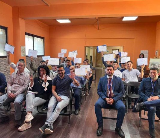 Trabajadores y trabajadoras agrícolas certifican sus competencias laborales bajo el programa PerfrutS