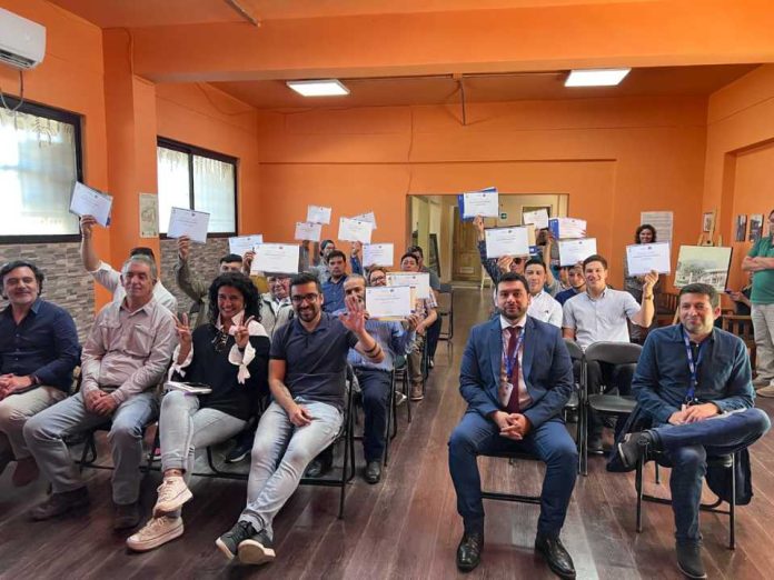 Trabajadores y trabajadoras agrícolas certifican sus competencias laborales bajo el programa PerfrutS