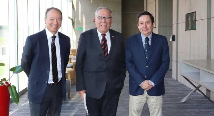 Ministro de Agricultura se reúne con Directorio de Frutas de Chile