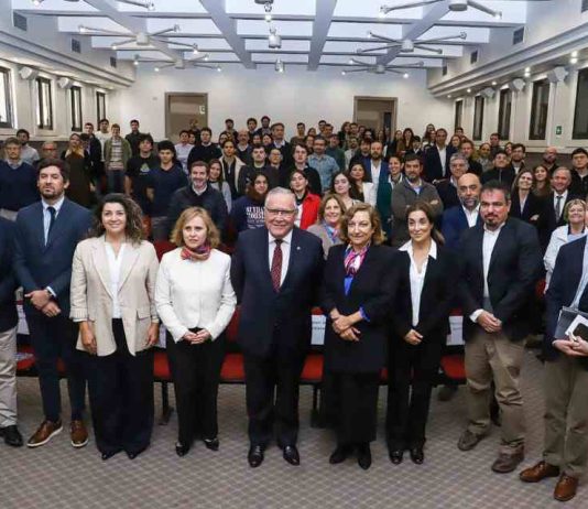 Ministro de Agricultura pone el foco en el futuro del sector agrícola y forestal en conversatorio UC