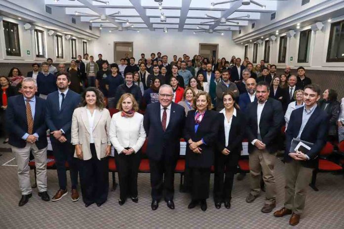 Ministro de Agricultura pone el foco en el futuro del sector agrícola y forestal en conversatorio UC