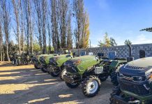 Agricultores familiares reciben modernos minitractores para mecanizar sus labores agrícolas. Agricultores familiares reciben modernos minitractores para mecanizar sus labores agrícolas.