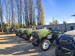 Agricultores familiares reciben modernos minitractores para mecanizar sus labores agrícolas. Agricultores familiares reciben modernos minitractores para mecanizar sus labores agrícolas.