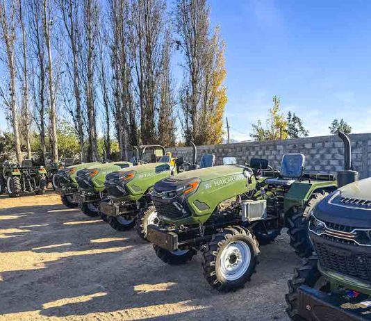 Agricultores familiares reciben modernos minitractores para mecanizar sus labores agrícolas. Agricultores familiares reciben modernos minitractores para mecanizar sus labores agrícolas.