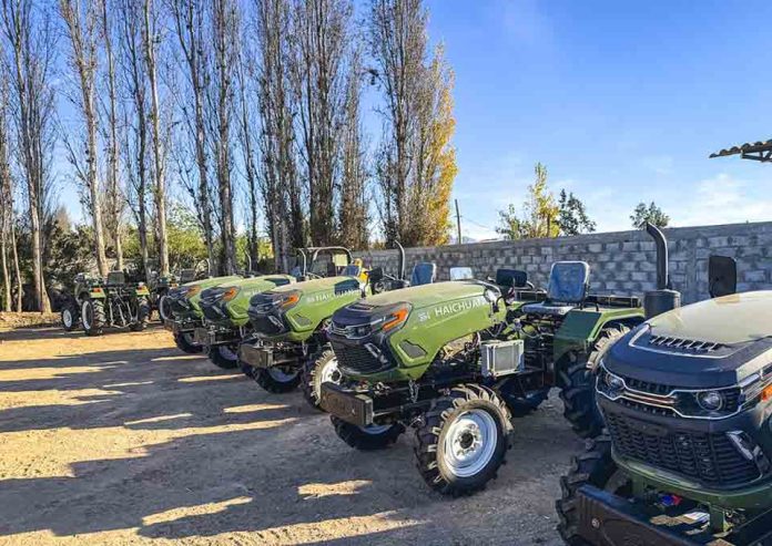 Agricultores familiares reciben modernos minitractores para mecanizar sus labores agrícolas. Agricultores familiares reciben modernos minitractores para mecanizar sus labores agrícolas.