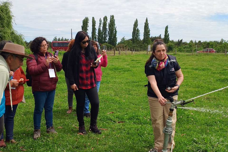CNR abre postulaciones para curso en instalación, operación y mantención de obras de riego tecnificado fotovoltaico exclusivo para mujeres del sector agrícola