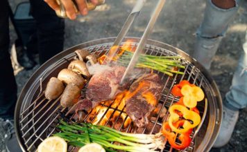 Kit parrillero esencial en Chile: qué accesorios necesitas de verdad según tu tipo de parrilla