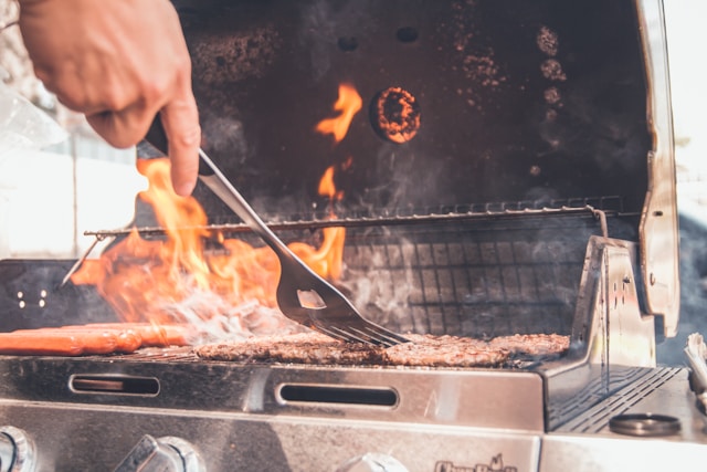 Kit parrillero esencial en Chile: qué accesorios necesitas de verdad según tu tipo de parrilla
