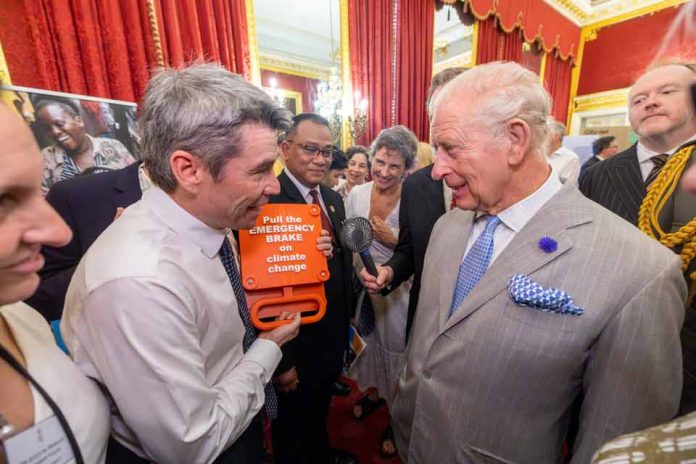 Ex ministro Marcelo Mena presenta al rey Carlos III el “freno de mano” contra el cambio climático