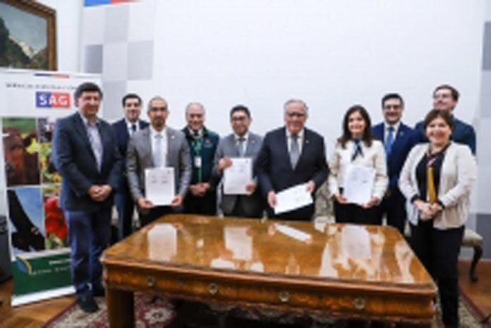 Ministro de Agricultura firmó convenio con universidades del Biobío para incorporar inteligencia artificial en procesos del SAG Ministro de Agricultura firmó convenio con universidades del Biobío para incorporar inteligencia artificial en procesos del SAG