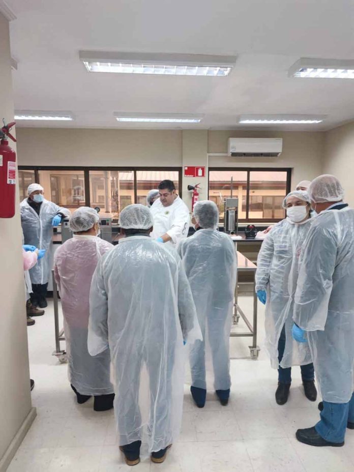 Una caricatura de una persona Descripción generada automáticamente con confianza bajaINIA capacita en charcutería ovina a productores de la Cooperativa Ovinos San Juan de la Costa