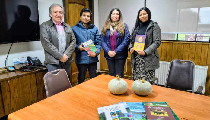 INIA entrega publicaciones técnicas a comunidad indígena de Nueva Imperial para fortalecer el aprendizaje agrícola INIA entrega publicaciones técnicas a comunidad indígena de Nueva Imperial para fortalecer el aprendizaje agrícola