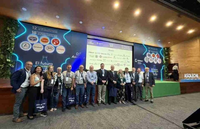 Sector lácteo nacional se reúne con líderes de la industria de las Américas para analizar cómo las tendencias globales impactan en la lechería regional Sector lácteo nacional se reúne con líderes de la industria de las Américas para analizar cómo las tendencias globales impactan en la lechería regional