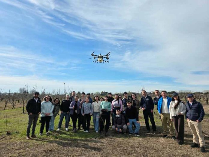 Estudiantes de Agronomía UdeC comprueban en terreno el potencial agrícola de los drones 