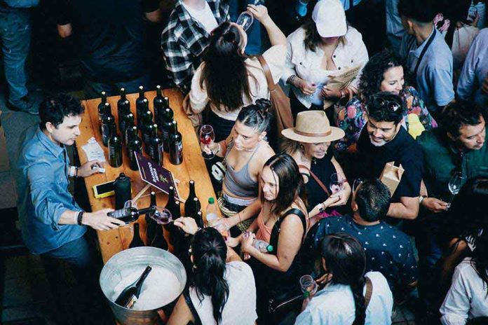 Feria-Bocas-Feria Bocas Moradas: La gran fiesta del vino de autor celebra 10 años con su edición más esperadaMoradas-La-gran-fiesta-del-vino-de-autor-celebra-10-años-con-su-edición-más-esperada Feria Bocas Moradas: La gran fiesta del vino de autor celebra 10 años con su edición más esperada