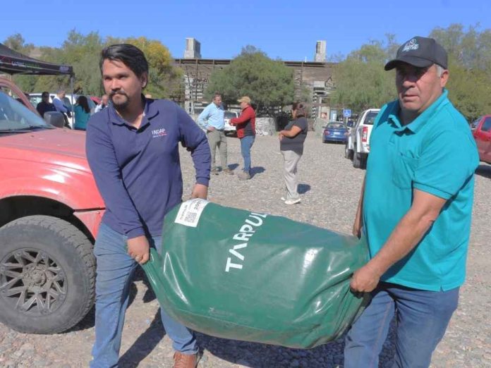 INDAP entrega estanques móviles por emergencia agrícola a crianceros de Vallenar
