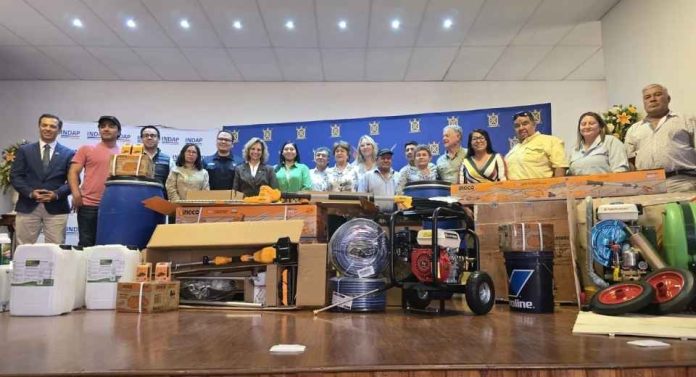 Mosca de la fruta 104 productores de Pica reciben equipamiento para proteger sus cultivos frutícolas Mosca de la fruta: 104 productores de Pica reciben equipamiento para proteger sus cultivos frutícolas