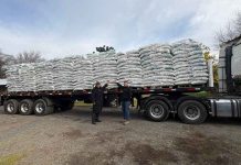 Llega primera ayuda de alimentación animal para productores afectados por frentes climáticos en la Región de Ñuble El despliegue mandatado por el Delegado Presidencial Regional, Diego Sepúlveda, contempla apoyo a agricultores no INDAP. Autoridades hicieron un llamado a acercarse a los municipios para la aplicación de la Ficha de Afectación Silvoagropecuaria (FAS). Chillán, 14 de agosto de 2026. Con la recepción del primer camión con alimentación para ganado, el Ministerio de Agricultura entrega un respaldo concreto a las familias campesinas que sufrieron afectación en sus predios, enfocando en esta oportunidad en productores silvoagropecuarios que no forman parte de los programas habituales de INDAP. El Seremi de Agricultura de Ñuble, Juan Luis Enríquez, destacó el compromiso permanente del Gobierno del Presidente José Antonio Kast con el territorio y detalló el procedimiento para acceder al beneficio, “como Ministerio de Agricultura estamos preocupados de todos los agricultores de la Región de Ñuble. Actualmente INDAP está apoyando a sus usuarios mediante sus propios instrumentos, y nosotros nos estamos enfocando en aquellos productores que no son usuarios de dicho servicio. Ya acaba de llegar el primer camión con alimentos para ir en su ayuda directa”, afirmó la autoridad regional. Asimismo, el Seremi realizó un llamado urgente a las comunidades rurales, “los productores que no son usuarios de INDAP deben acudir a los equipos de Fomento Productivo o Prodesal de sus respectivas municipalidades para solicitar la aplicación de la Ficha de Afectación Silvoagropecuaria, permitiéndonos como Ministerio acudir con celeridad en su auxilio”. El despliegue en terreno y el monitoreo constante de las variables meteorológicas ha sido respaldado de manera permanente por los servicios técnicos del agro. En ese sentido, el Director Regional de INIA Quilamapu, Rodrigo Avilés, valoró la coordinación permanente realizada desde el inicio de la contingencia, “conforme a los procedimientos que se llevan a cabo en el Ministerio de Agricultura, liderados por nuestro Seremi, desde el inicio de las situaciones climáticas del pasado 14 de julio INIA ha generado reportes diarios para apoyar la toma de decisiones y entregar información oportuna. Hoy estamos acompañando la recepción de esta alimentación animal que va en ayuda directa de los afectados”, indicó Avilés. Por su parte, desde la Unidad de Gestión de Riesgos y Desastres Agrícolas (UGRA) del Ministerio de Agricultura, su jefe nacional, Oscar Bustamante, enfatizó el sentido de presencia estatal y territorial de esta medida, “cuando el campo enfrenta una emergencia, el Estado responde. Esta entrega de cubos de alfalfa permite apoyar directamente a los productores de la Región de Ñuble afectados por las lluvias, incluyendo a quienes no son usuarios de INDAP. Estamos en terreno acompañando a las familias y trabajando intensamente para que la ayuda llegue donde más se necesita”, concluyó. El Ministerio de Agricultura y sus servicios dependientes continuarán el levantamiento de información junto a los municipios de las tres provincias de la región trabajando por la recuperación de la capacidad productiva agrícola de las 21 comunas de Ñuble. Llega primera ayuda de alimentación animal para productores afectados por frentes climáticos en la Región de Ñuble El despliegue mandatado por el Delegado Presidencial Regional, Diego Sepúlveda, contempla apoyo a agricultores no INDAP. Autoridades hicieron un llamado a acercarse a los municipios para la aplicación de la Ficha de Afectación Silvoagropecuaria (FAS). Chillán, 14 de agosto de 2026. Con la recepción del primer camión con alimentación para ganado, el Ministerio de Agricultura entrega un respaldo concreto a las familias campesinas que sufrieron afectación en sus predios, enfocando en esta oportunidad en productores silvoagropecuarios que no forman parte de los programas habituales de INDAP. El Seremi de Agricultura de Ñuble, Juan Luis Enríquez, destacó el compromiso permanente del Gobierno del Presidente José Antonio Kast con el territorio y detalló el procedimiento para acceder al beneficio, “como Ministerio de Agricultura estamos preocupados de todos los agricultores de la Región de Ñuble. Actualmente INDAP está apoyando a sus usuarios mediante sus propios instrumentos, y nosotros nos estamos enfocando en aquellos productores que no son usuarios de dicho servicio. Ya acaba de llegar el primer camión con alimentos para ir en su ayuda directa”, afirmó la autoridad regional. Asimismo, el Seremi realizó un llamado urgente a las comunidades rurales, “los productores que no son usuarios de INDAP deben acudir a los equipos de Fomento Productivo o Prodesal de sus respectivas municipalidades para solicitar la aplicación de la Ficha de Afectación Silvoagropecuaria, permitiéndonos como Ministerio acudir con celeridad en su auxilio”. El despliegue en terreno y el monitoreo constante de las variables meteorológicas ha sido respaldado de manera permanente por los servicios técnicos del agro. En ese sentido, el Director Regional de INIA Quilamapu, Rodrigo Avilés, valoró la coordinación permanente realizada desde el inicio de la contingencia, “conforme a los procedimientos que se llevan a cabo en el Ministerio de Agricultura, liderados por nuestro Seremi, desde el inicio de las situaciones climáticas del pasado 14 de julio INIA ha generado reportes diarios para apoyar la toma de decisiones y entregar información oportuna. Hoy estamos acompañando la recepción de esta alimentación animal que va en ayuda directa de los afectados”, indicó Avilés. Por su parte, desde la Unidad de Gestión de Riesgos y Desastres Agrícolas (UGRA) del Ministerio de Agricultura, su jefe nacional, Oscar Bustamante, enfatizó el sentido de presencia estatal y territorial de esta medida, “cuando el campo enfrenta una emergencia, el Estado responde. Esta entrega de cubos de alfalfa permite apoyar directamente a los productores de la Región de Ñuble afectados por las lluvias, incluyendo a quienes no son usuarios de INDAP. Estamos en terreno acompañando a las familias y trabajando intensamente para que la ayuda llegue donde más se necesita”, concluyó. El Ministerio de Agricultura y sus servicios dependientes continuarán el levantamiento de información junto a los municipios de las tres provincias de la región trabajando por la recuperación de la capacidad productiva agrícola de las 21 comunas de Ñuble.