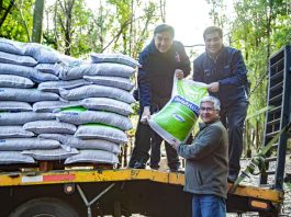 Autoridades del agro junto al Alcalde de Alto Biobío, dieron inicio a las entregas de alimento concentrado a ganaderos afectados por nevazones Autoridades del agro junto al Alcalde de Alto Biobío, dieron inicio a las entregas de alimento concentrado a ganaderos afectados por nevazones