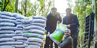 Autoridades del agro junto al Alcalde de Alto Biobío, dieron inicio a las entregas de alimento concentrado a ganaderos afectados por nevazones Autoridades del agro junto al Alcalde de Alto Biobío, dieron inicio a las entregas de alimento concentrado a ganaderos afectados por nevazones