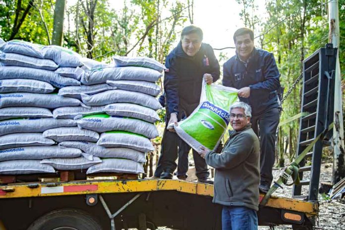 Autoridades del agro junto al Alcalde de Alto Biobío, dieron inicio a las entregas de alimento concentrado a ganaderos afectados por nevazones Autoridades del agro junto al Alcalde de Alto Biobío, dieron inicio a las entregas de alimento concentrado a ganaderos afectados por nevazones
