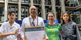 Escultor en madera de Rapa Nui Tomás Tuki Tepano recibió el Premio Maestro Artesano Tradicional