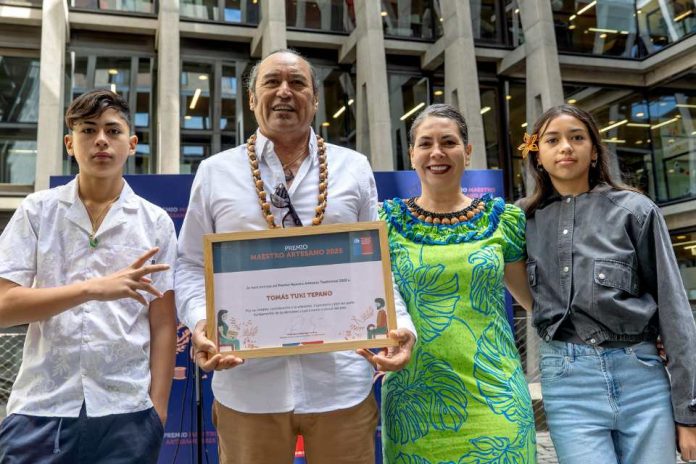 Escultor en madera de Rapa Nui Tomás Tuki Tepano recibió el Premio Maestro Artesano Tradicional Escultor en madera de Rapa Nui Tomás Tuki Tepano recibió el Premio Maestro Artesano Tradicional