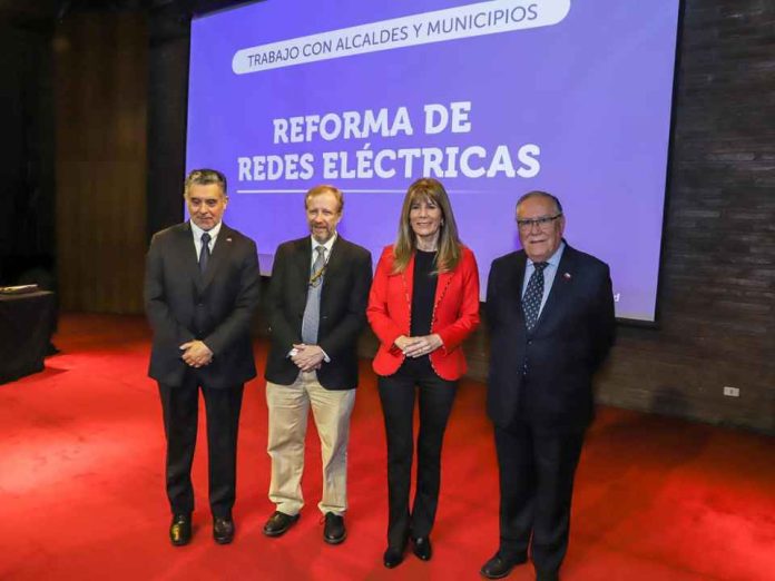 Gobierno refuerza trabajo con municipios para prevenir incendios forestales y avanzar en modernización de redes eléctricas Gobierno refuerza trabajo con municipios para prevenir incendios forestales y avanzar en modernización de redes eléctricas