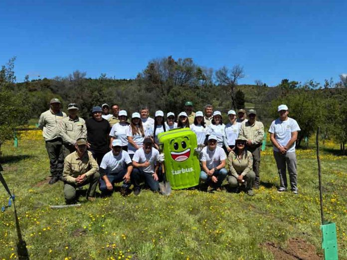 Colaboradores de Turbus, JAC y Buses Bio Bio plantaron 200 árboles nativos en la Reserva Nacional Lago Peñuelas Colaboradores de Turbus, JAC y Buses Bio Bio plantaron 200 árboles nativos en la Reserva Nacional Lago Peñuelas
