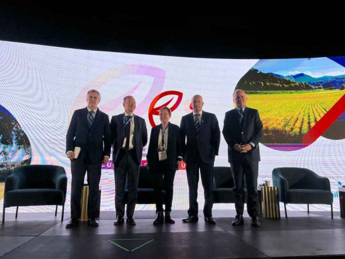 Frutas de Chile junto a otros gremios del agro analiza hoja de ruta al 2040 diversificación de mercados, estándares de calidad y certezas para competir Frutas de Chile junto a otros gremios del agro analiza hoja de ruta al 2040: diversificación de mercados, estándares de calidad y certezas para competir