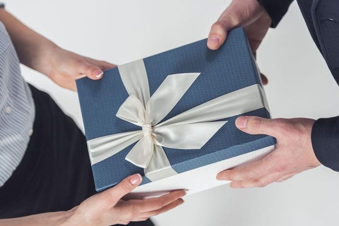 Guía de regalos corporativos para las fiestas navideñas: para todos en tu lista. Envíos a todo el país Guía de regalos corporativos para las fiestas navideñas: para todos en tu lista. Envíos a todo el país, cesta de vino navideña, cesta de Veuve Clicquot